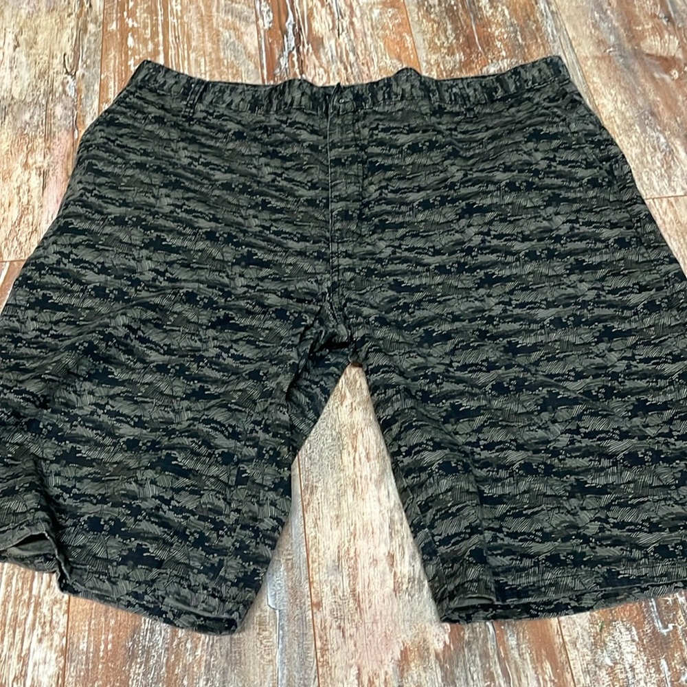 Dickies khaki camouflage type pattern shorts sz 42. jeans type shorts